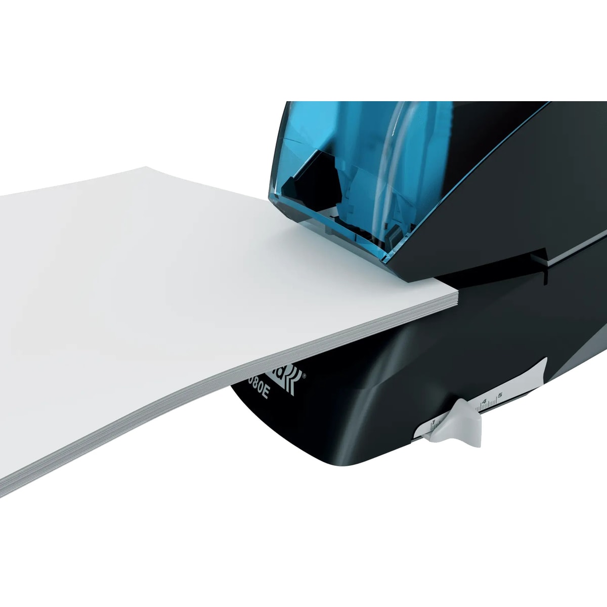 Liasse glissée sous la visière de l'agrafeuse électrique RAPID Supreme 5080E, coloris noir.