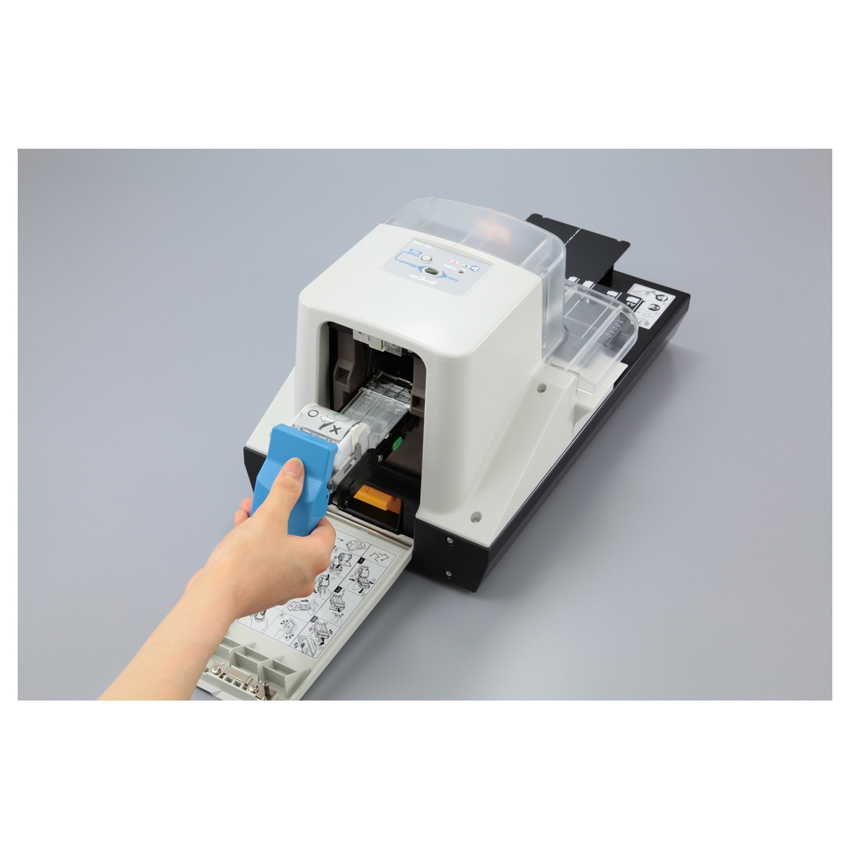 Cartouche d'agrafes de l'agrafeuse électrique MAX EH-110F, capot arrière ouvert.