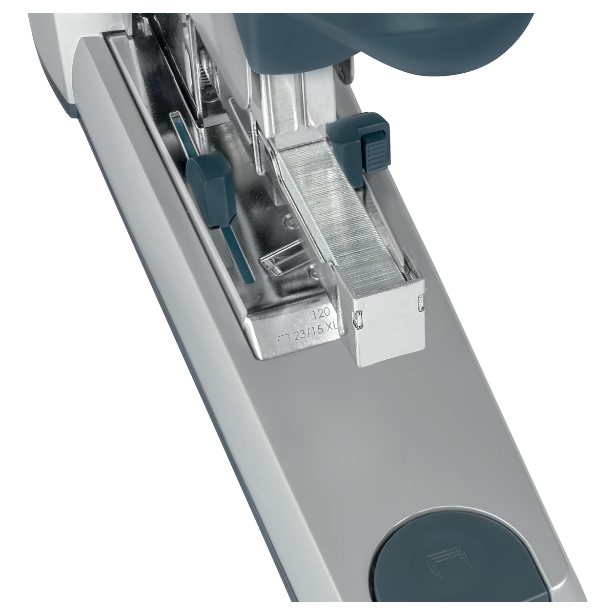 Chargement des agrafes dans l'agrafeuse grande capacité LEITZ Heavy Duty 5553.