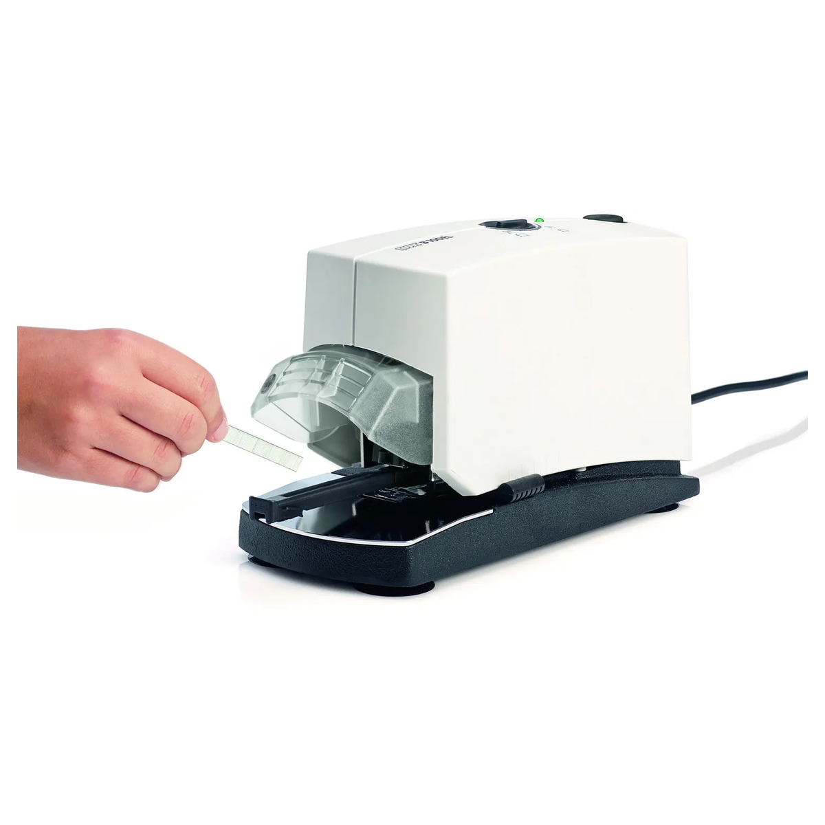 Chargeur retiré de l'agrafeuse électrique NOVUS B 100EL pour le remplir d'agrafes.