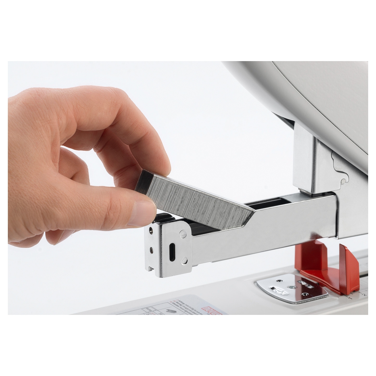 Chargement d'une barrette d'agrafes dans l'agrafeuse grande capacité NOVUS B 56XL.